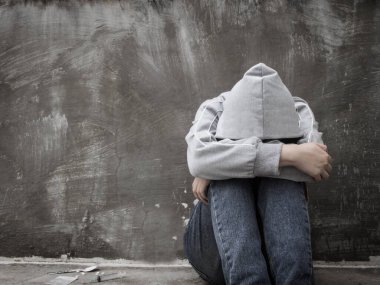 Uyuşturucu bağımlılığı ve yoksunluk belirtileri konsepti. Depresyonda ve umutsuz genç kız terk edilmiş evde uyuşturucu ve alkol aldıktan sonra yalnız oturuyor. Uyuşturucu Bağımlılığına Karşı Uluslararası Gün.