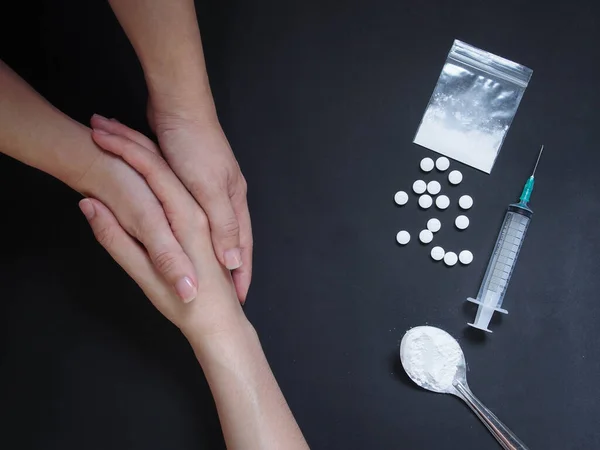 Händchenhalten Drogenabhängigen Teenagern Auf Schwarzem Tisch Mit Drogenpuder Spritze Und — Stockfoto