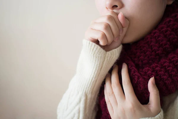 Młoda Chora Samica Kaszel Ból Gardła Zimie Przyczyny Kaszlu Przeziębienie — Zdjęcie stockowe