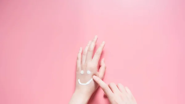 Hermosas Manos Mujer Aplicando Crema Hidratante Sobre Fondo Rosa Sonriente — Foto de Stock