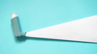 Astım spreyi. Beyaz kağıdın yeşil arka planda yaptığı duman spreyi. Hırıltı ve nefes darlığı tedavisi için kullanılan ilaç astım ve KOAH 'a neden olmuş. Sağlık ve sağlık hizmetleri. Yaratıcı. Asgari.