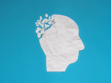 İnsan kafası tarafından sunulan beyin bozukluğu sembolü mavi arka planda buruşmuş kağıt şeklinde. Alzheimer hastalığı, bunama, hafıza kaybı ve akıl sağlığı tedavi konsepti için yaratıcı bir fikir.