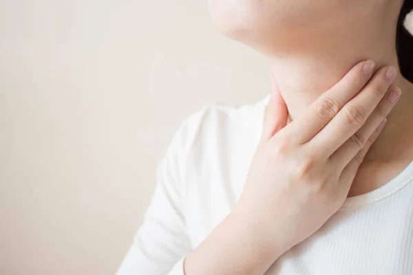 Zieke Vrouwen Met Keelpijn Grijze Achtergrond Met Kopieerruimte Oorzaken Van — Stockfoto