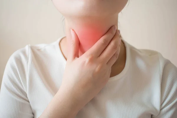 Kranke Frauen Mit Halsschmerzen Auf Grauem Hintergrund Ursachen Für Halsschmerzen — Stockfoto