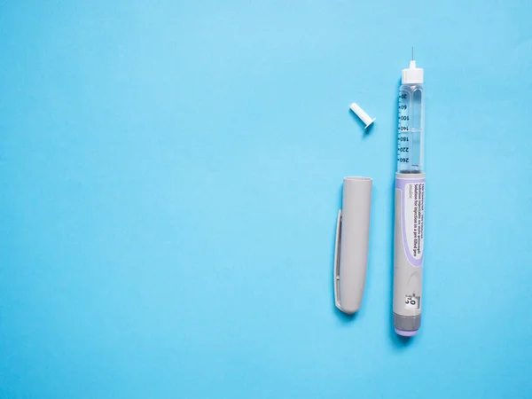 Insulinpenna Med Lock Ljusblå Bakgrund Medicintekniska Produkter Används För Självinjektion — Stockfoto