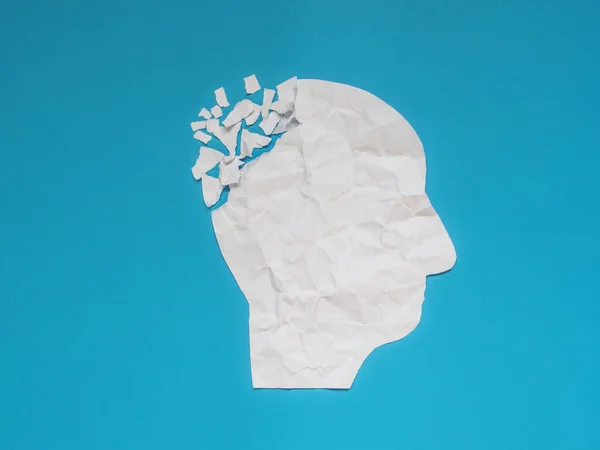 人头所表现出的大脑紊乱的符号使皱巴巴的纸在蓝色的背景上被撕碎 老年痴呆症 痴呆症 记忆力丧失和精神健康治疗概念的创意 — 图库照片