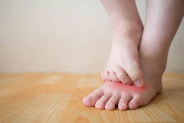 Genç bir kadın kızarıklıkla ayaklarını kaşıyordu. Kaşınan derinin nedeni atlet ayağı (mantar enfeksiyonu), dermatit (egzama), sedef hastalığı veya böcek ısırıkları. Sağlık hizmetleri. Boşluğu kopyala.