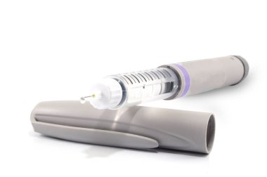 İnsülin kalemi, beyaz arka planda izole edilmiş iğne ucuyla insülin damlası. Tıbbi cihazlar, diyabet hastalığının kendine enjekte edilmesinde kullanılır. Dünya Diyabet Günü ve Sağlık Konsepti.