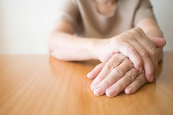 Parkinsons Sjukdomssymtom Närbild Tremor Skakningar Händer Medelålders Kvinnor Patient Träbord — Stockfoto