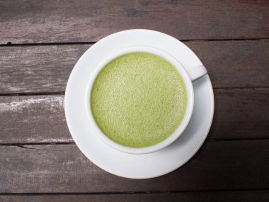 Sütlü sütlü sütlü sütlü sütlü latte ve eski ahşap masada tabak. Japon içecekleri. Üst görünüm.