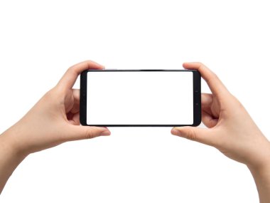 Beyaz arka planda beyaz beyaz ekranlı, yatay ve akıllı telefonları tutan kadın ellerini kapat. Model yap. Boşluğu kopyala.