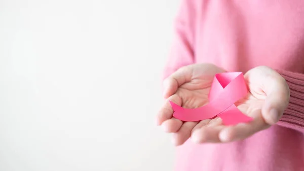 Mês Conscientização Sobre Câncer Mama Outubro Close Mãos Femininas Segurando — Fotografia de Stock