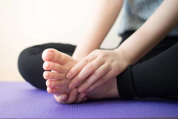 Dolore Piedi Giovane Donna Massaggiare Suo Piede Doloroso Dopo Allenamento — Foto Stock