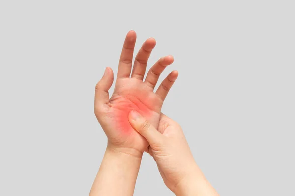 手の痛みに苦しんでいる若い女性と彼女の痛みを伴う手をマッサージ孤立灰色の背景 損傷の原因には カーパルトンネル症候群 関節炎または末梢神経障害が含まれます — ストック写真