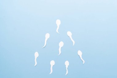 Mavi arka planda sperm hücreleri yarışması. Döllenme, doğum, erkek üreme ve sperm testi kavramı.
