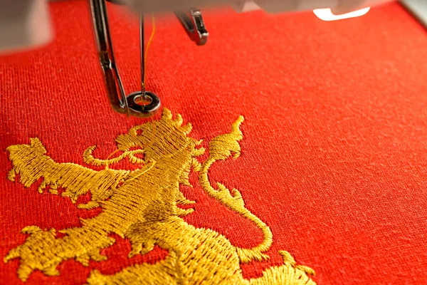 Embroidery Machine Workspace Gold Lion Design Red Fabric Copy Space — Stock Photo, Image