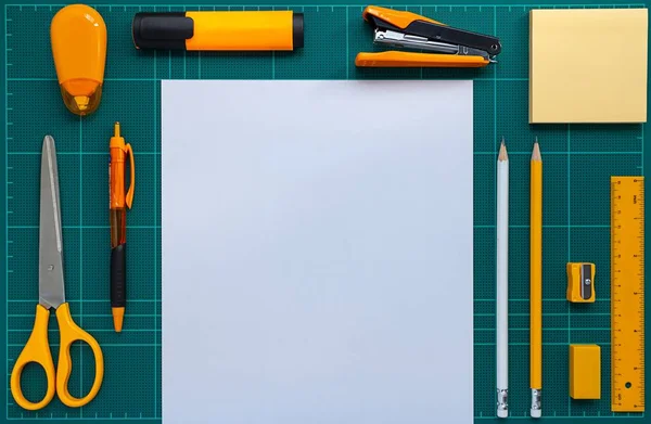 Cuadro Plano Papelería Naranja Papel Blanco Sobre Estera Corte Verde —  Fotos de Stock