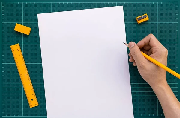 Flachbild Der Rechten Hand Nimmt Orangefarbenen Bleistift Auf Der Bereit — Stockfoto