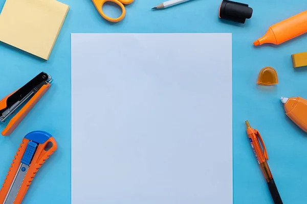 Orange Schreibwaren Und Bürobedarf Und Weißes Papier Auf Blauem Hintergrund — Stockfoto