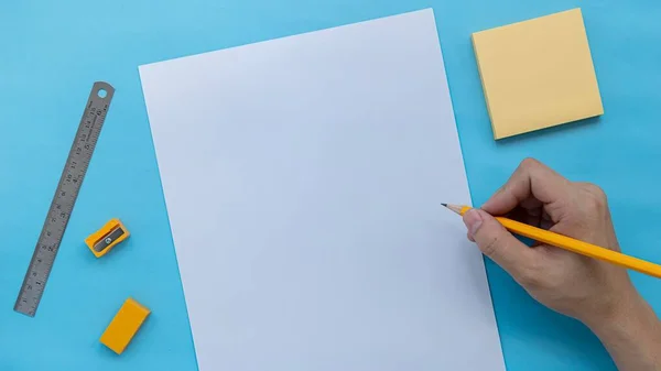 Orange Papeterie Und Rechtshänder Mit Bleistift Schrift Weißem Papier Auf — Stockfoto