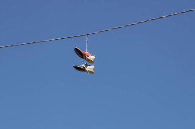 Bowling ayakkabıları elektrik telinde asılı.