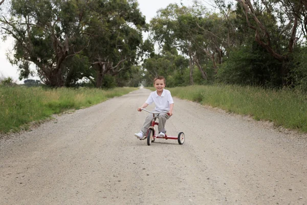 Çocuk Toprak Yolda Bisiklet Sürüyor — Stok fotoğraf