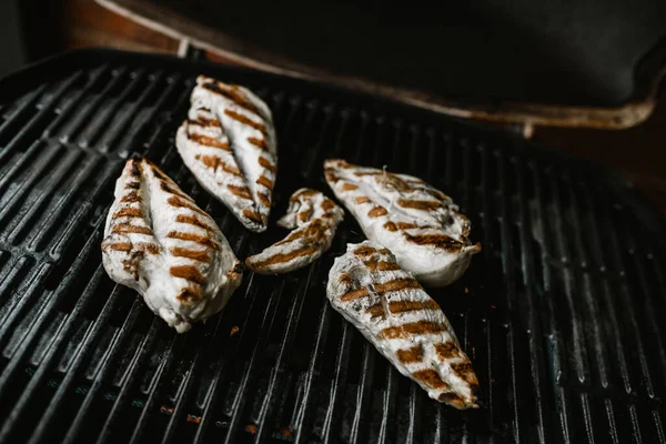 Weber BBQ barbekü ocağında kapağı açık ızgara tavuk göğsü.