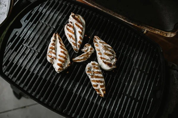 Pechuga Pollo Parrilla Una Barbacoa Barbacoa Placa Caliente Con Tapa Imagen de stock