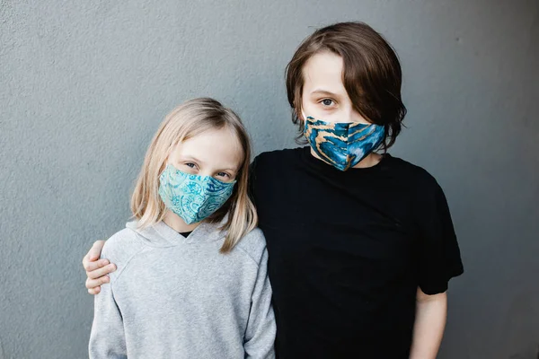 Duas Crianças Usando Máscaras Tecido Durante Pandemia Corona Covid Máscaras — Fotografia de Stock