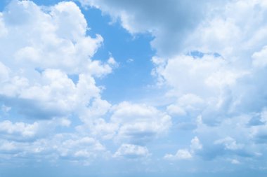 Uçsuz bucaksız mavi gökyüzünde yumuşak bulutlar