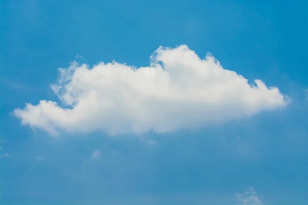 Nuvens brancas macias no vasto céu azul — Fotografia de Stock
