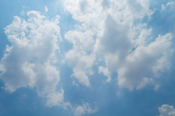 Uçsuz bucaksız mavi gökyüzünde yumuşak bulutlar — Stok fotoğraf