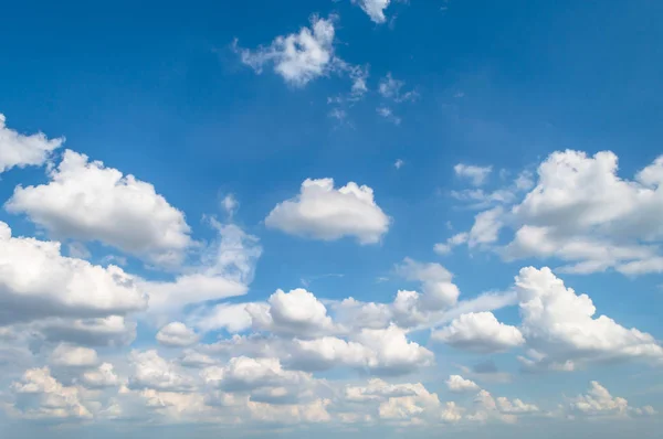 Céu e nuvens branco macio no vasto céu azul — Fotografia de Stock