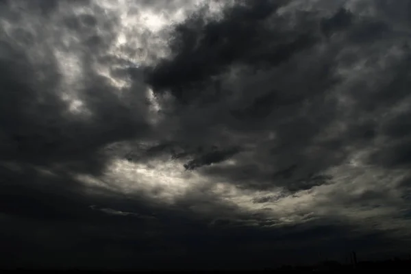광대 한 하늘에 먹구름 — 스톡 사진