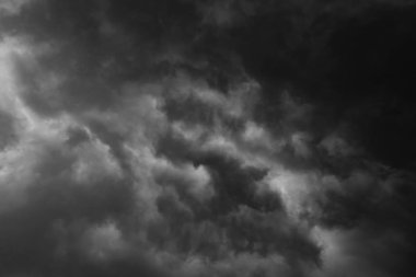 Uçsuz bucaksız gökyüzünde kara bulutlu fırtına