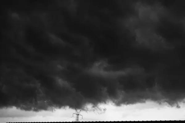 Черные облака ливнем в бескрайнем небе — стоковое фото