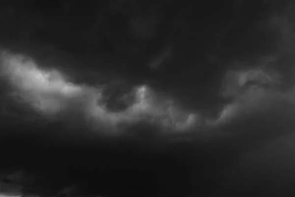 Nuage noir orage dans le ciel vaste — Photo