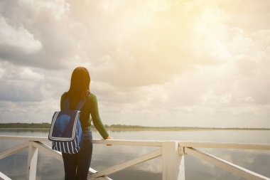 Sırt çantalı genç bir kadın turistin keyfini çıkarıyor.