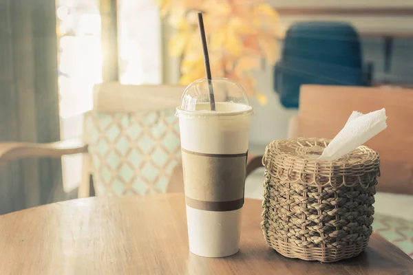 Ochtend zonlicht door ramen, schijnt op de koffiekop op th — Stockfoto