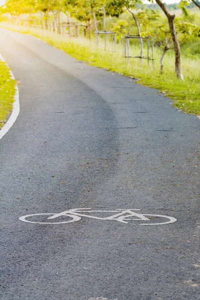 自転車はアスファルトの道路ポイントに署名 — ストック写真