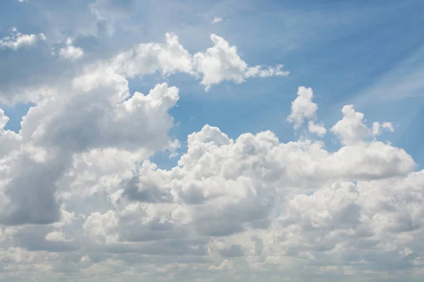 Nuvens brancas macias no vasto céu azul — Fotografia de Stock