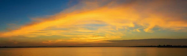 Oranje zonsondergang hemel. Natuur landschap achtergrond — Stockfoto