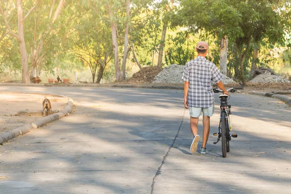 公園でレクリエーションスポーツバイク運動 — ストック写真