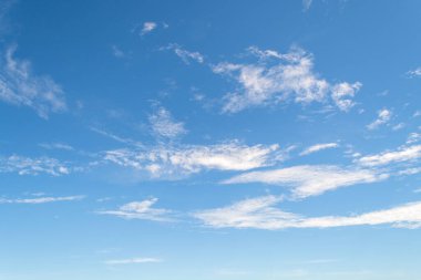 Gökyüzü yazı, bulutlu arka plan güneşli hava atmosferi