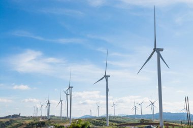 Manzarada rüzgar türbini
