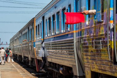 Tren durduğunda insanlar inip çıkıyorlar..