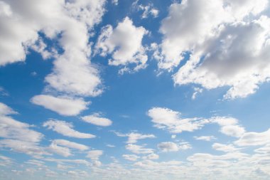 Uçak, yaz mevsiminin en parlak havasıyla gökyüzünde uçuyor..