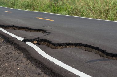Caddedeki asfalt yüzeyi kötü inşaat nedeniyle yıkıldı.