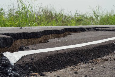 Caddedeki asfalt yüzeyi kötü inşaat nedeniyle yıkıldı.