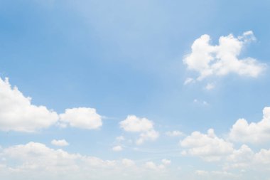 Uçsuz bucaksız mavi gökyüzünde yumuşak bulutlar